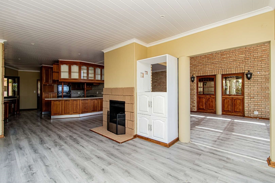 To Let 5 Bedroom Property for Rent in Hersham Western Cape